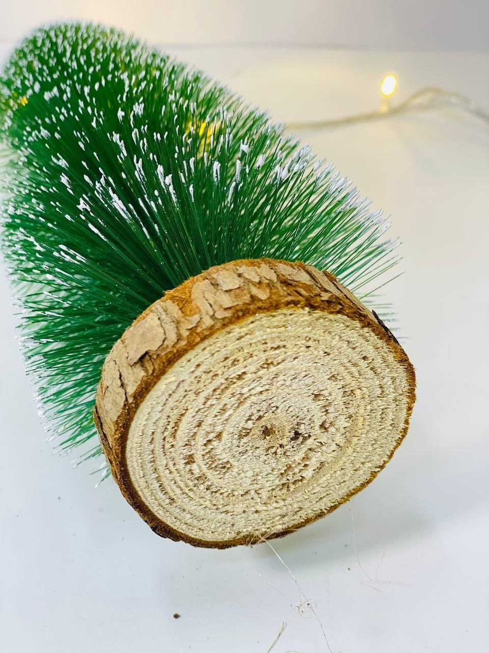 شجرة كريسماس صغيرة للمكتب بقاعدة خشبية وتصميم ثلجي
