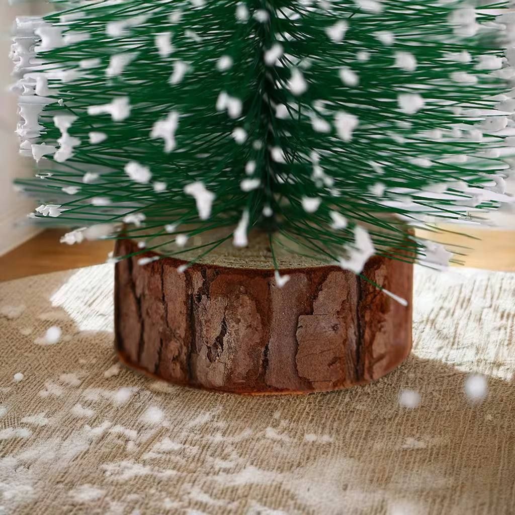 شجرة كريسماس صغيرة للمكتب بقاعدة خشبية وتصميم ثلجي