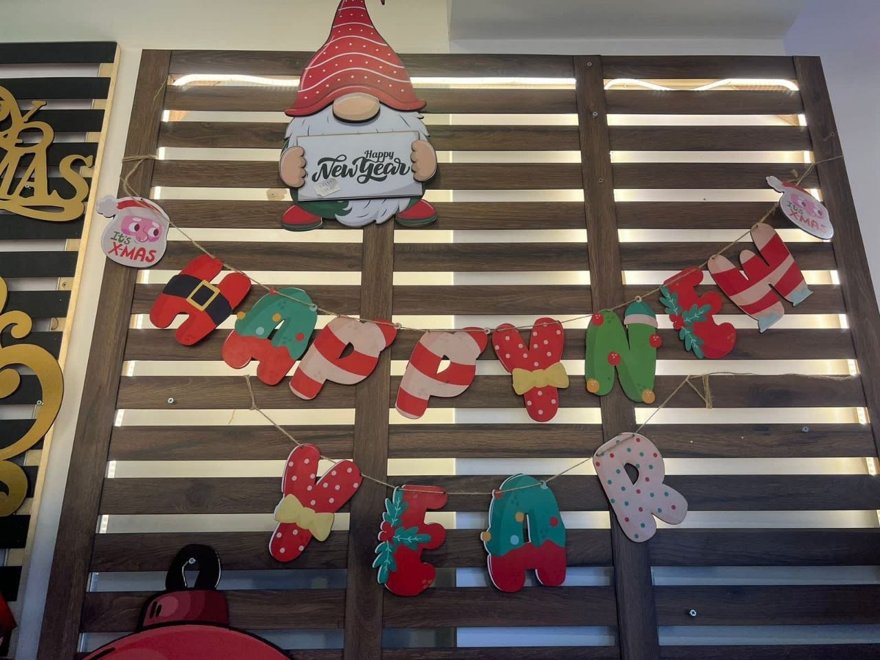 فرع زينة Happy New Year ملون بأشكال احتفالية
